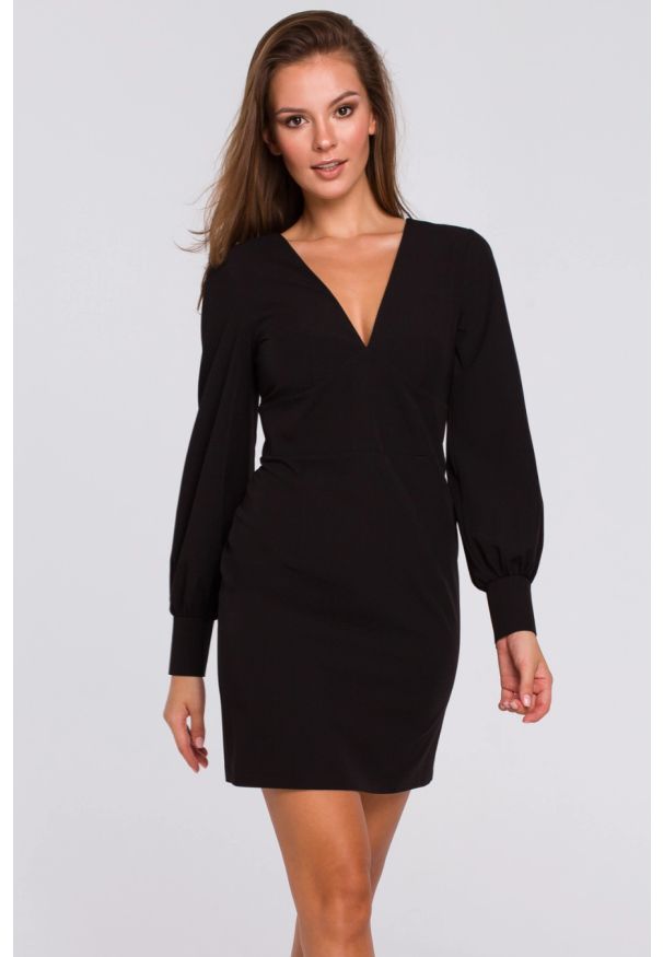 Sukienki.shop - Elegancka sukienka mini z głębokim dekoltem V czarna. Typ kołnierza: dekolt w kształcie V. Kolor: czarny. Styl: elegancki. Długość: mini