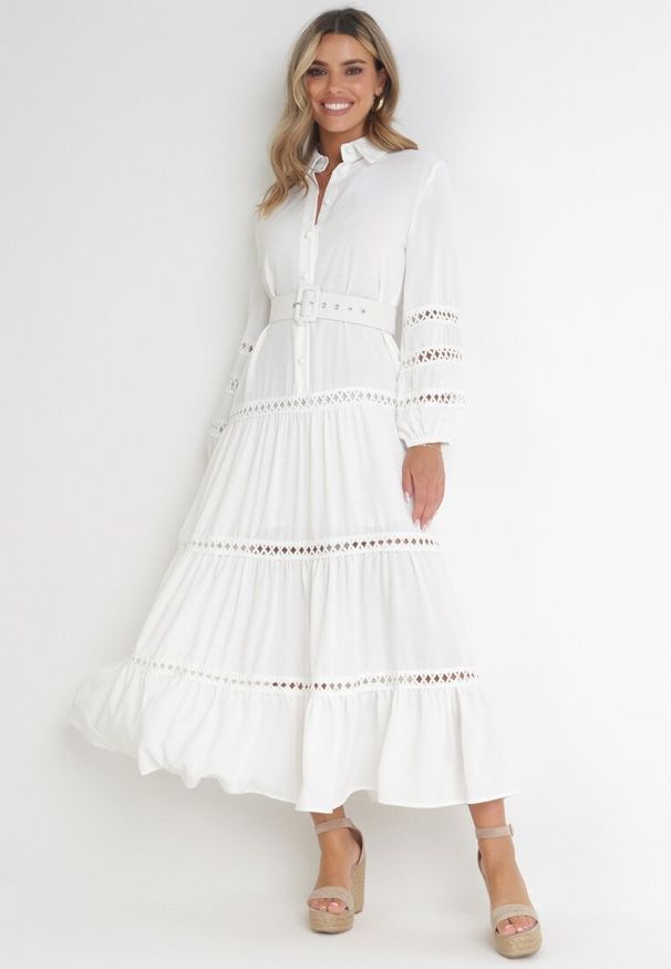 Born2be - Biała Sukienka z Paskiem Dorica. Kolor: biały. Długość rękawa: długi rękaw. Wzór: ażurowy, aplikacja. Sezon: lato. Typ sukienki: koszulowe. Styl: boho. Długość: maxi