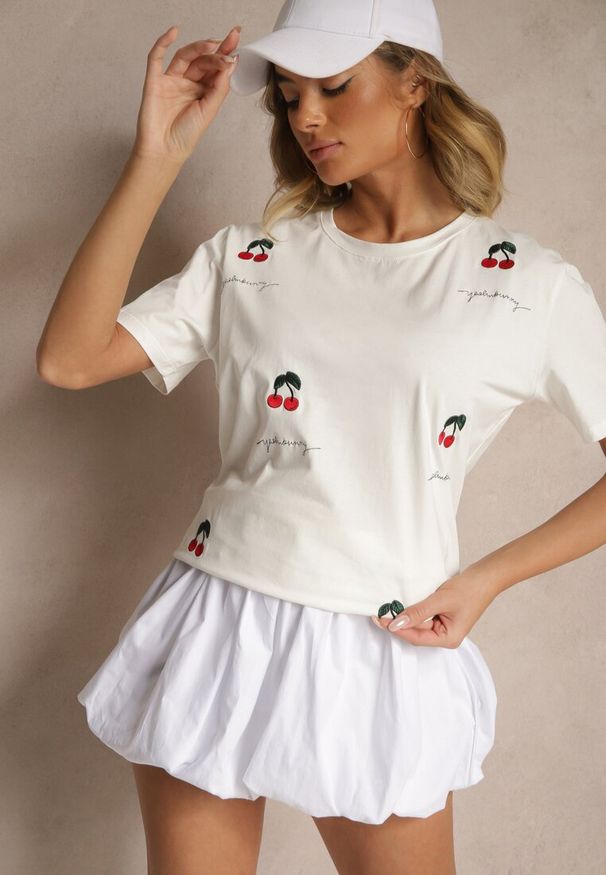 Renee - Biały T-shirt z Bawełny z Haftowanymi Detalami w Wiśnie Nevianeva. Okazja: na co dzień, do pracy. Kolor: biały. Materiał: bawełna. Wzór: haft. Styl: elegancki, casual