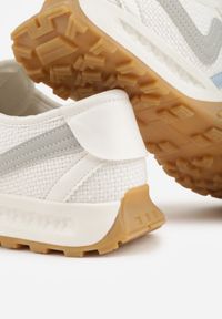 Renee - Białe Sneakersy z Futurystyczną Tłoczoną Podeszwą i Geometrycznym Wzorem Emalorine. Okazja: na spacer. Kolor: biały. Materiał: jeans. Wzór: geometria. Sport: turystyka piesza #9