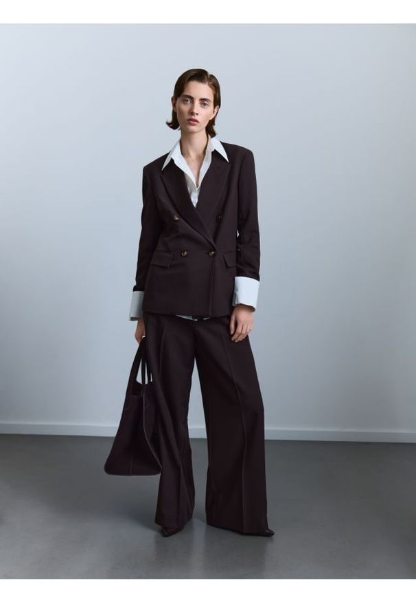 Reserved - Szerokie spodnie z kantem - ciemnobrązowy. Kolor: brązowy. Materiał: tkanina, wiskoza