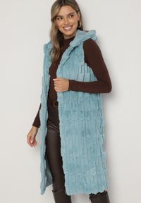 Born2be - Jasnoniebieska Kamizelka Futrzana o Długim Fasonie z Nieodpinanym Kapturem Violisa. Okazja: na co dzień. Kolor: niebieski. Materiał: futro. Długość: długie. Wzór: aplikacja. Sezon: zima. Styl: casual, sportowy #1