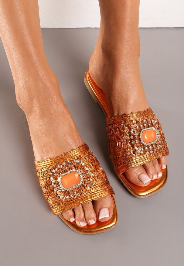 Born2be - Pomarańczowe Płaskie Klapki z Ekoskóry z Ozdobnymi Kamieniami Zadina. Okazja: na spacer, na imprezę. Kolor: pomarańczowy. Materiał: len. Sezon: wiosna, lato. Obcas: na obcasie. Styl: elegancki. Wysokość obcasa: niski