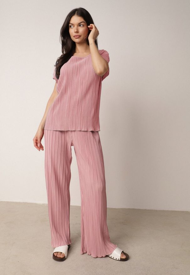 Born2be - Różowe Szerokie Spodnie z Wysokim Stanem ze Zwiewnej Tkaniny z Plisami Galiris. Okazja: do pracy, na co dzień, na spotkanie biznesowe. Stan: podwyższony. Kolor: różowy. Materiał: tkanina. Długość: długie. Styl: elegancki, biznesowy, casual