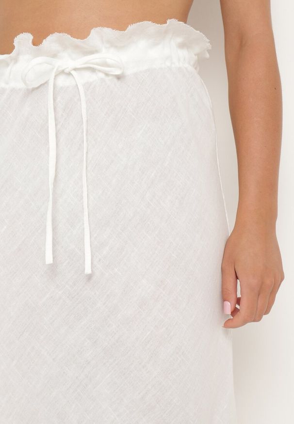 Born2be - Biała Spódnica z Gumką w Talii Tiamanique. Okazja: na co dzień, na randkę, na spacer. Kolor: biały. Materiał: tkanina, koronka. Sezon: lato. Styl: wakacyjny, casual