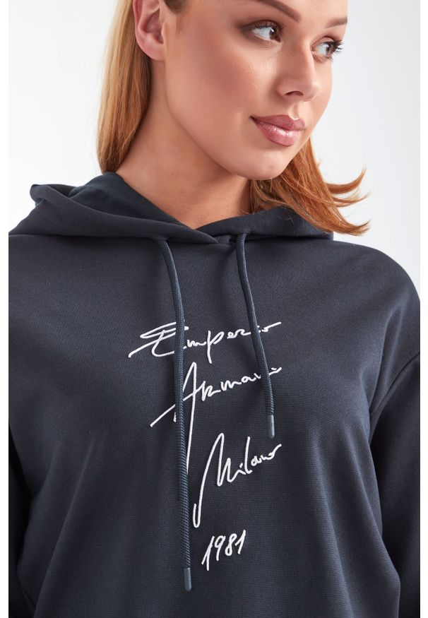 Emporio Armani - BLUZA EMPORIO ARMANI. Okazja: na co dzień. Typ kołnierza: kaptur. Długość: krótkie. Wzór: gładki, haft, aplikacja. Styl: sportowy, casual