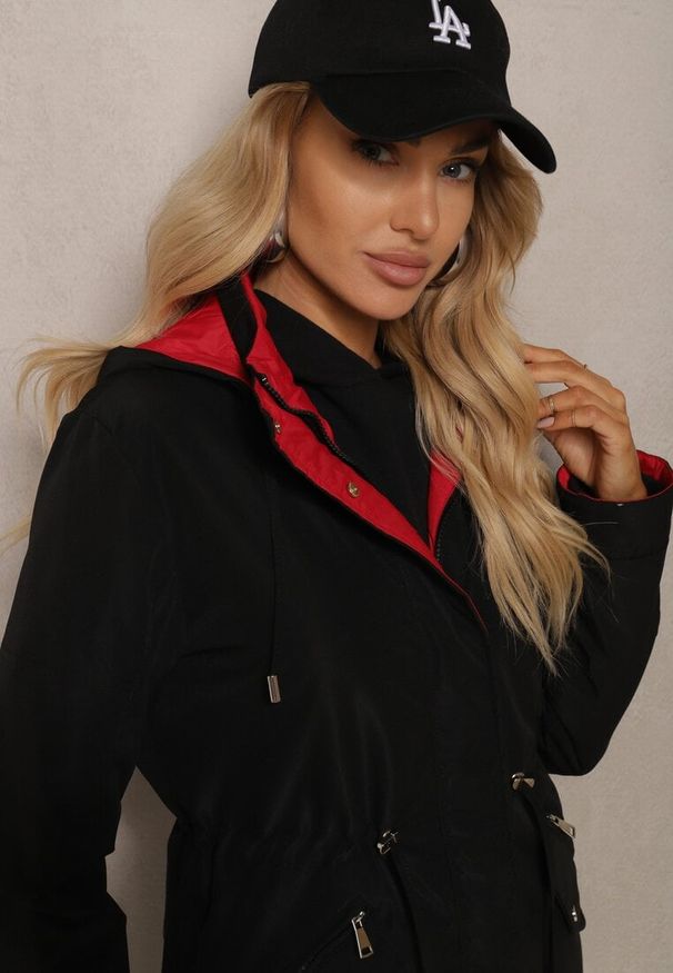 Renee - Czarno-Czerwona Kurtka Parka Dwustronna z Regulowanymi Rękawami i Odpinanym Kapturem Deneria. Okazja: na co dzień. Kolor: czarny. Materiał: jeans. Styl: casual, sportowy