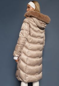 Renee - Beżowa Kurtka Płaszcz za Kolano z Pikowaniem i Odpinanym Kapturem Calarin. Kolor: beżowy. Materiał: zamsz, futro. Długość: długie. Sezon: zima. Styl: elegancki #4