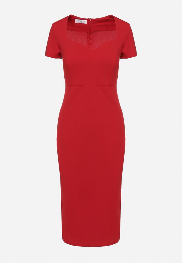 Born2be - Czerwona Taliowana Koktajlowa Sukienka z Wiskozą i Rozcięciem z Tyłu Castorea. Okazja: na co dzień. Kolor: czerwony. Materiał: wiskoza. Długość rękawa: krótki rękaw. Styl: wizytowy