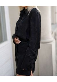 DOLLINA - Czarna sukienka mini Azala. Kolor: czarny. Wzór: kwiaty. Typ sukienki: dopasowane, koszulowe. Długość: mini
