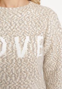 Born2be - Beżowy Klasyczny Sweter z Napisem i Ściągaczami Haccate. Kolor: beżowy. Wzór: napisy. Styl: klasyczny