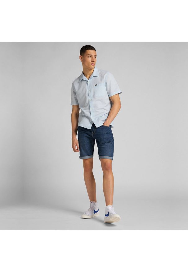 Lee - MĘSKA KOSZULA MATERIAŁOWA LEE SS RESORT SHIRT SKYWAY BLUE L67PKWQL 112116913. Materiał: materiał
