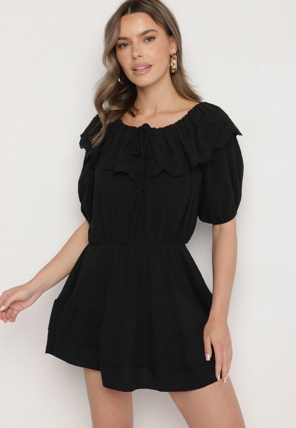 Born2be - Czarna Bawełniana Sukienka z Ażurową Falbaną i Wiązaniem Univelle. Okazja: na co dzień. Kolor: czarny. Materiał: bawełna. Wzór: ażurowy. Sezon: wiosna, lato. Styl: casual, klasyczny, elegancki