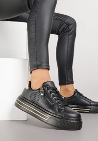 Renee - Czarne Sneakersy na Platformie Ozdobione Suwakiem i Perforacją Gioseria. Okazja: na co dzień. Kolor: czarny. Materiał: jeans. Wzór: aplikacja. Obcas: na platformie #7