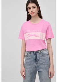 Trussardi Jeans - Trussardi t-shirt bawełniany kolor różowy. Okazja: na co dzień. Kolor: różowy. Materiał: bawełna. Wzór: nadruk. Styl: casual