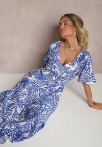 Renee - Niebieska Sukienka z Gumką w Pasie Ozdobiona Roślinnym Wzorem Charina. Kolor: niebieski. Materiał: tkanina, wiskoza. Długość rękawa: krótki rękaw. Wzór: aplikacja. Sezon: lato