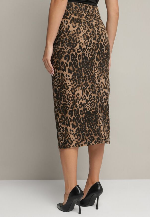 Born2be - Brązowa Panterkowa Spódnica z Bawełny z Wysokim Stanem Ozdobiona Rozcięciem na Nogę Haritana. Okazja: na co dzień. Stan: podwyższony. Kolor: brązowy. Materiał: bawełna. Wzór: aplikacja. Styl: casual, elegancki