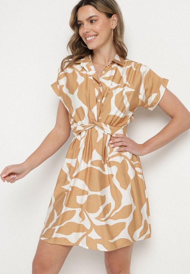 Born2be - Beżowa Taliowana Sukienka z Wiskozą z Geometrycznym Wzorem Galadira. Okazja: na spacer, na imprezę, na co dzień. Kolor: beżowy. Materiał: wiskoza. Wzór: geometria. Styl: casual, klasyczny