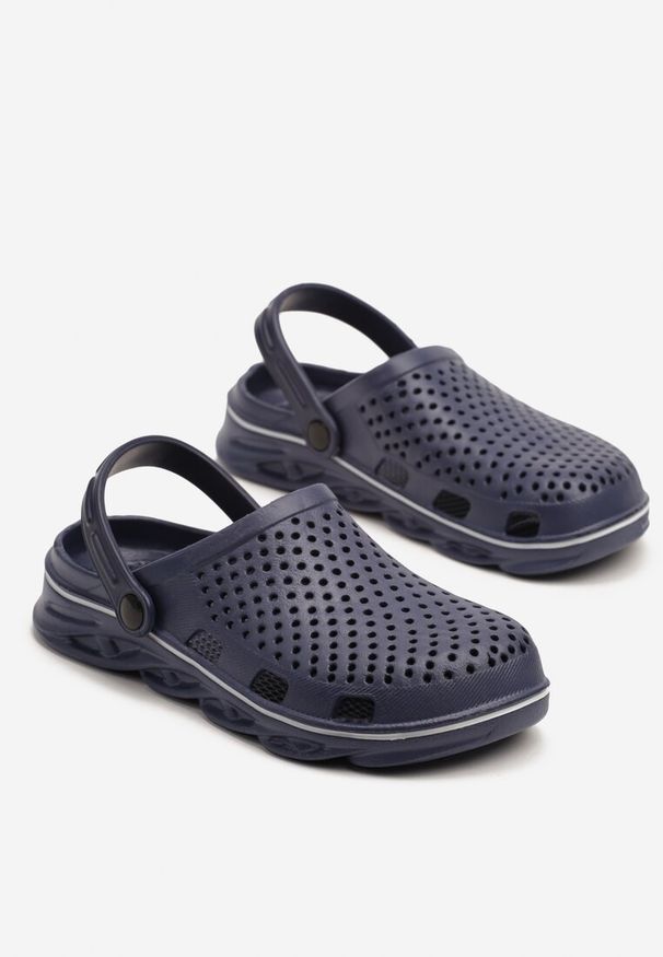 Born2be - Granatowe Piankowe Klapki z Ażurowym Zdobieniem i Paskiem na Piętę Sunilora. Okazja: na co dzień. Kolor: niebieski. Materiał: len. Wzór: aplikacja, ażurowy. Styl: klasyczny, elegancki, casual