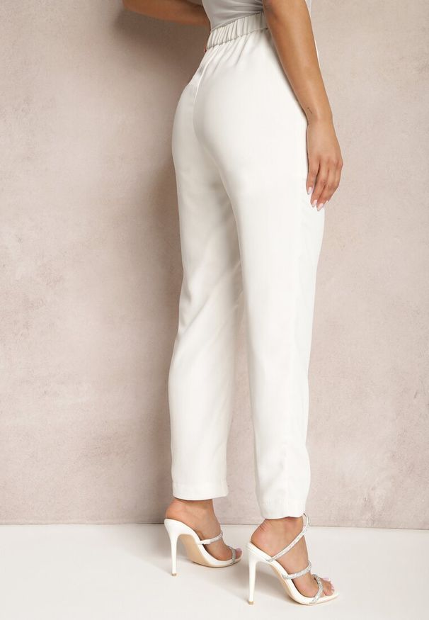 Renee - Białe Spodnie High Waist z Gumką w Talii i Prostymi Nogawkami Brenissa. Okazja: na co dzień. Stan: podwyższony. Kolor: biały. Styl: elegancki, casual