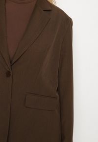 Born2be - Brązowa Jednorzędowa Marynarka z Usztywnioną Linią Ramion Tiolinda. Okazja: na spotkanie biznesowe, do pracy, na co dzień. Kolekcja: plus size. Kolor: brązowy. Materiał: jeans. Styl: biznesowy, casual, elegancki