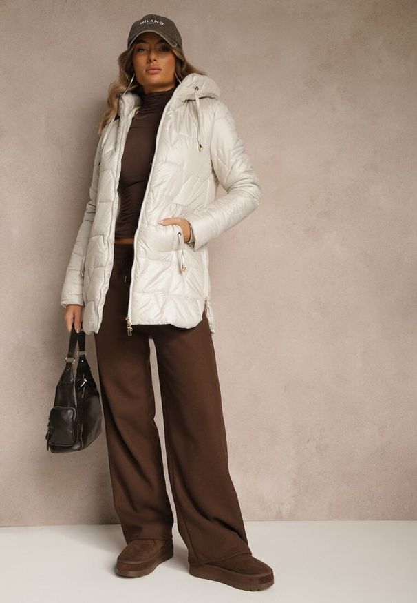 Renee - Jasnobeżowa Przejściowa Kurtka z Pikowanymi Przeszyciami Kapturem i Suwakami Taranessa. Okazja: na imprezę, na co dzień. Kolor: beżowy. Materiał: jeans, dzianina. Styl: elegancki, casual, klasyczny