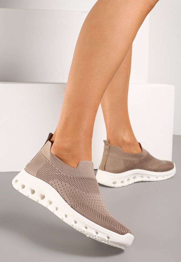 Renee - Ciemnobeżowe Wsuwane Buty Sportowe z Elastyczną Cholewką do Kostki Asigruna. Zapięcie: bez zapięcia. Kolor: beżowy. Szerokość cholewki: normalna
