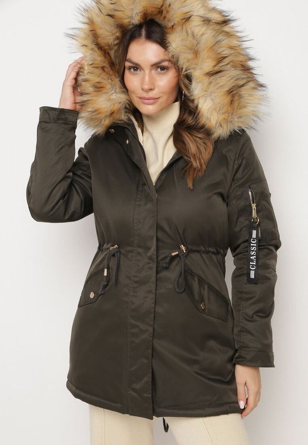 Born2be - Zielono-Beżowa Kurtka Parka z Futerkowym Odpinanym Zdobieniem przy Kapturze Inellae. Okazja: na co dzień. Kolor: zielony. Materiał: dzianina, jeans, futro. Wzór: aplikacja. Styl: klasyczny, elegancki, casual
