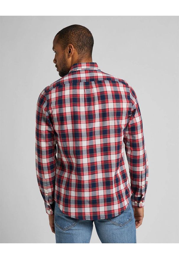 Lee - KOSZULA MĘSKA LEE BUTTON DOWN AURORA RED L880KSNV 112123225. Typ kołnierza: button down