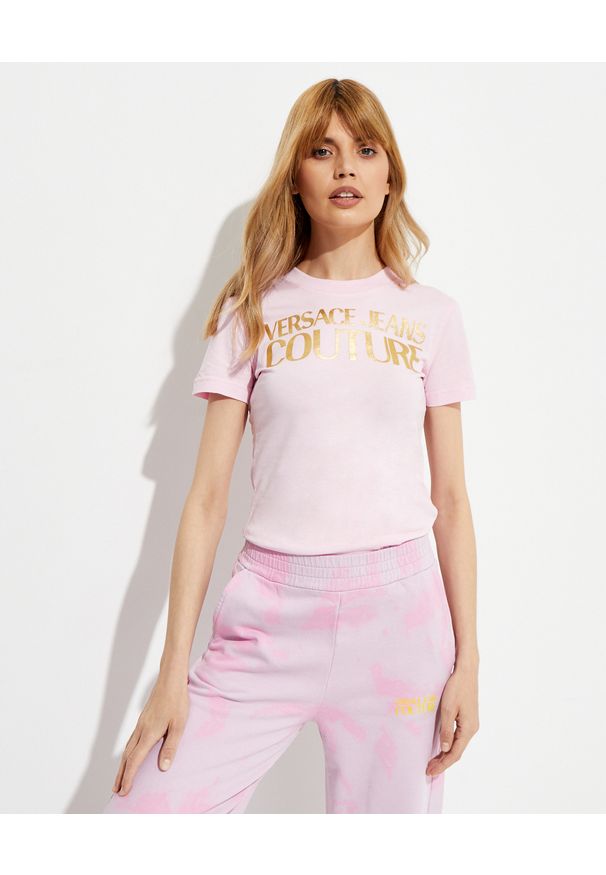 Versace Jeans Couture - VERSACE JEANS COUTURE - Różowy t-shirt z logo marki. Kolor: różowy, wielokolorowy, fioletowy. Materiał: bawełna