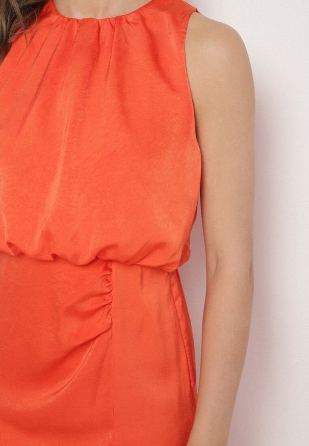 Born2be - Pomarańczowa Taliowana Sukienka Ozdobiona Marszczeniem Rindessa. Okazja: do pracy, na spotkanie biznesowe. Kolor: pomarańczowy. Wzór: aplikacja. Styl: klasyczny, biznesowy