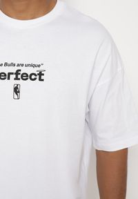 Born2be - Biała Bawełniana Koszulka T-shirt z Krótkim Rękawem Ozdobiony Nadrukami Citara. Kolor: biały. Materiał: bawełna. Długość rękawa: krótki rękaw. Długość: krótkie. Wzór: aplikacja, nadruk. Styl: klasyczny #5