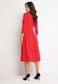 Born2be - Czerwona Rozkloszowana Sukienka Ozdobiona Przeszyciami Reamira. Okazja: na co dzień. Typ kołnierza: dekolt w łódkę. Kolor: czerwony. Wzór: aplikacja. Styl: casual, elegancki #4