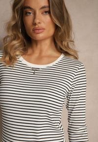 Renee - Biała Bluzka Longsleeve Ozdobiona Paskami i Cyrkoniami Ralenea. Okazja: na co dzień. Kolor: biały. Materiał: jeans. Długość rękawa: długi rękaw. Wzór: aplikacja. Styl: elegancki, casual #5