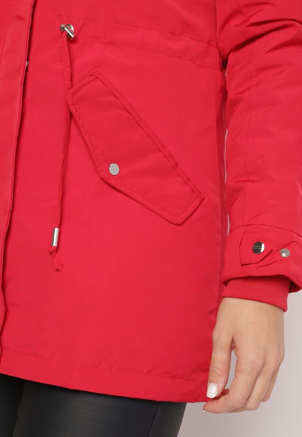 Born2be - Czerwona Zimowa Kurtka Parka z Odpinanym Futerkowym Zdobieniem i Kapturem Sialinnea. Okazja: na co dzień. Kolor: czerwony. Wzór: aplikacja. Sezon: zima. Styl: klasyczny, casual, elegancki