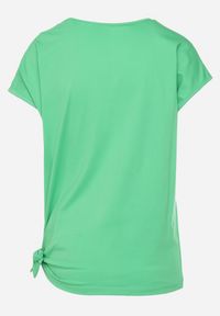 Born2be - Zielony T-shirt z Bawełny Ozdobiony Nadrukiem z Przodu i Wiązaniem z Boku Abivara. Okazja: na co dzień. Kolor: zielony. Materiał: bawełna. Wzór: nadruk, aplikacja. Styl: casual #3