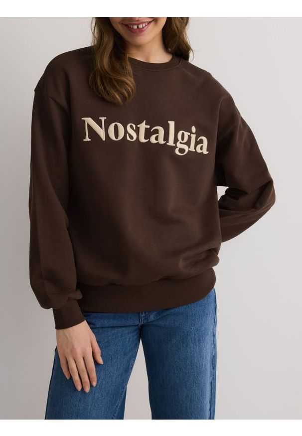 Reserved - Bawełniana bluza z haftem - brązowy. Kolor: brązowy. Materiał: bawełna. Wzór: haft