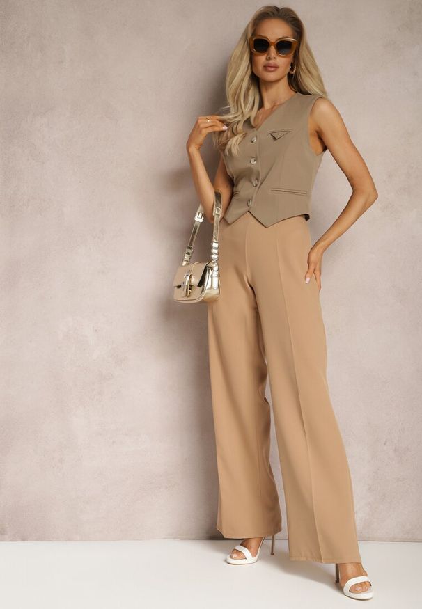 Renee - Ciemnobeżowa Kamizelka w Stylu Garniturowym z Imitacją Kieszonek Odinen. Kolor: beżowy. Styl: elegancki
