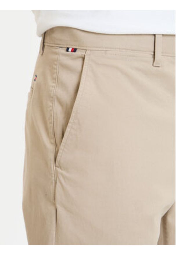 TOMMY HILFIGER - Tommy Hilfiger Chinosy Denton Essential MW0MW40262 Beżowy Straight Fit. Kolor: beżowy. Materiał: bawełna