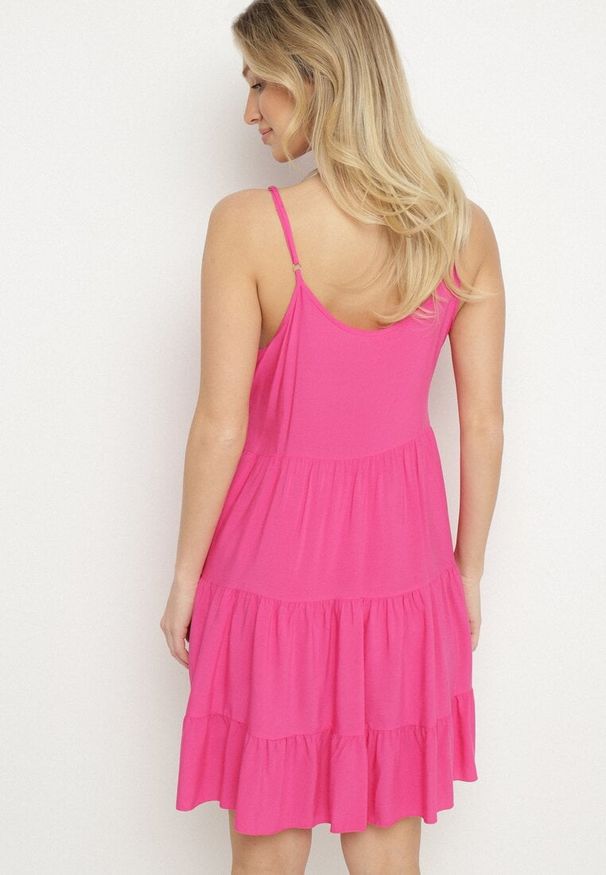 Born2be - Fuksjowa Rozkloszowana Sukienka z Bawełny na Ramiączkach z Falbanami Lilivane. Okazja: na co dzień, na spacer. Kolor: różowy. Materiał: bawełna. Długość rękawa: na ramiączkach. Sezon: wiosna, lato. Typ sukienki: proste. Styl: casual