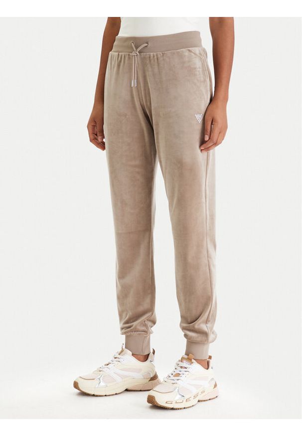 Guess Spodnie dresowe V3BB27 K0232 Beżowy Regular Fit. Kolor: beżowy. Materiał: syntetyk