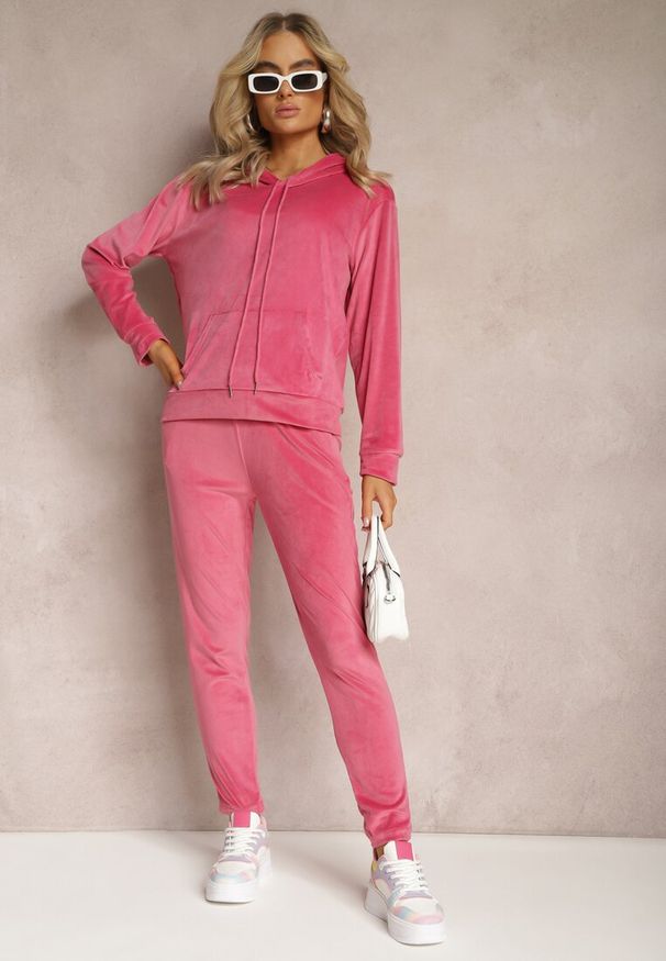 Renee - Ciemnoróżowy Welurowy Komplet Dresowy Bluza z Kapturem i Spodnie Vilna. Kolor: różowy. Materiał: welur, dresówka