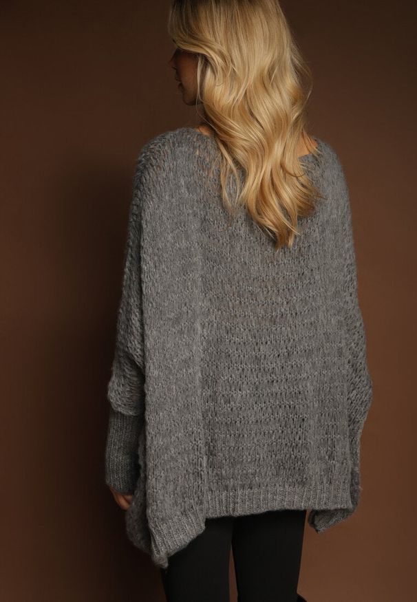 Renee - Ciemnoszary Luźny Sweter Dzianinowy w Stylu Ponczo Nattava. Okazja: na co dzień. Typ kołnierza: dekolt w łódkę. Kolor: szary. Materiał: dzianina. Styl: wizytowy, casual, elegancki