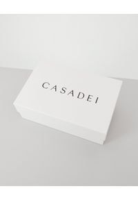 Casadei - CASADEI - Złote klapki z kryształami Pool. Okazja: na plażę. Kolor: złoty. Materiał: jeans. Wzór: aplikacja, napisy. Sezon: lato. Styl: glamour, wakacyjny, elegancki #5