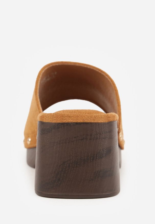 Born2be - Jasnobrązowe Klapki Drewniaki na Słupku Zdobione Nitami Hilencja. Okazja: na co dzień. Kolor: brązowy. Materiał: zamsz, len. Wzór: aplikacja. Obcas: na słupku. Styl: casual, boho