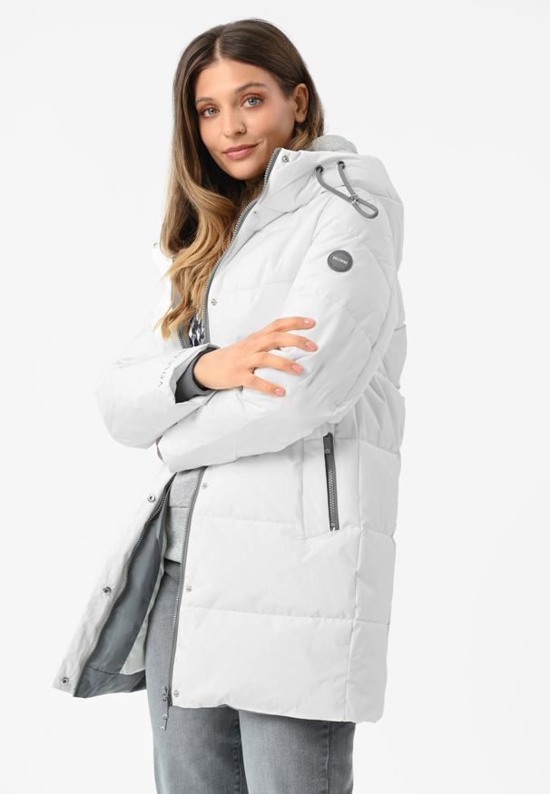 Volcano - Pikowany płaszcz J-LIVIA. Typ kołnierza: kaptur. Kolor: biały. Materiał: materiał. Długość: krótkie. Wzór: aplikacja. Sezon: zima