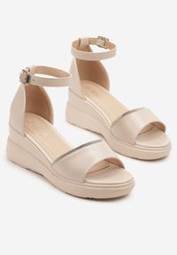 Born2be - Beżowe Sandały na Koturnie z Cyrkoniami Tiarelle. Okazja: na co dzień. Zapięcie: sprzączka. Kolor: beżowy. Materiał: jeans. Obcas: na koturnie. Styl: wizytowy, elegancki, casual #5