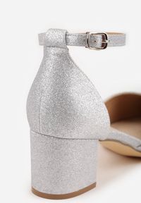 Renee - Srebrne Czółenka Vices na Słupku z Wkładką ze Skóry Naturalnej Ozdobione Paskiem Resilia. Okazja: na co dzień. Zapięcie: pasek. Kolor: srebrny. Materiał: skóra. Wzór: aplikacja. Obcas: na słupku. Styl: casual, elegancki. Wysokość obcasa: średni #2