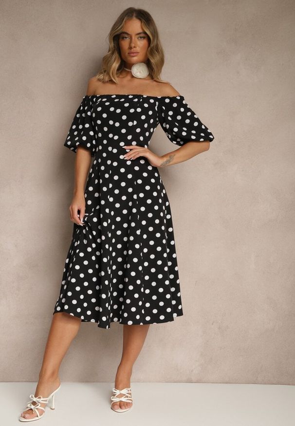 Renee - Czarna Sukienka Hiszpanka Vices w Kropki o Rozkloszowanym Kroju Zilua. Typ kołnierza: dekolt hiszpanka. Kolor: czarny. Materiał: materiał. Wzór: kropki. Styl: retro