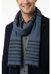 Lekki Szalik Wiosenno-Jesienny - Teer - Niebieski w Pasy. Okazja: na spacer. Kolor: niebieski. Materiał: poliester, wiskoza. Wzór: prążki, paski. Sezon: wiosna, jesień. Styl: elegancki #2
